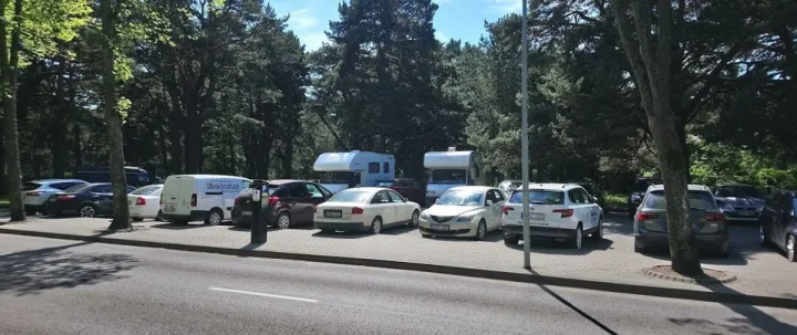 Nuo gegužės 15 d. iki rugsėjo 15 d. imtinai – mokamas automobilių stovėjimas dalyje Palangos miesto gatvių