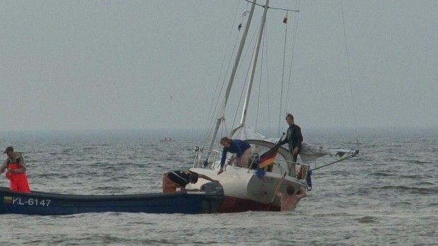 Pasak žvejų, jachta gal ir būtų prasmukusi į uostą, jeigu įplaukos kanale būtų pataikiusi į siaurą kiek gilesnį farvaterį, kuriuo išplaukia patys žvejai./ Delfi nuotr.