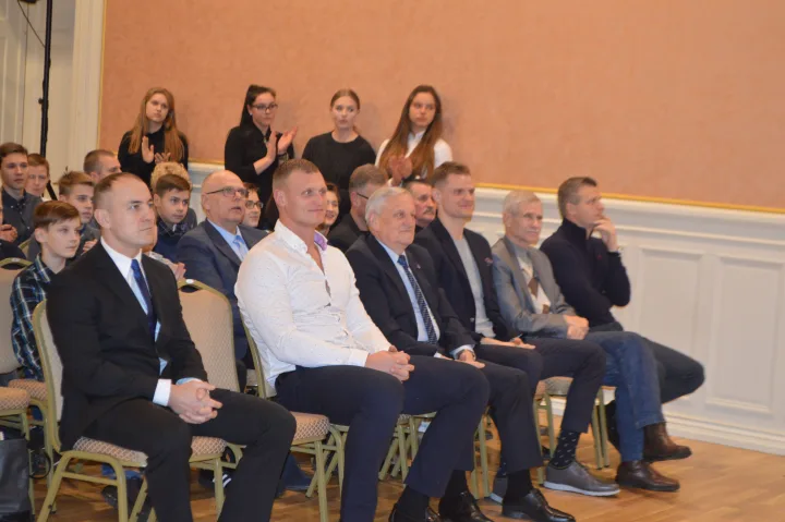 Dalyvavo didelis būrys jaunųjų sportininkų, jų trenerių, tėvelių ir atvykę apdovanojimus įteikti žymūs sportininkai.