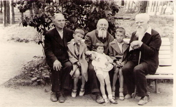 Jonas Šliūpas, Martynas Jankus ir Jurgis Lėbartas prie karininkų ramovės vasarnamio Palangoje. 1940 m. nuotrauka iš LK Palangos karininkų ramovės viršininkės Dalios Lukienės archyvo.