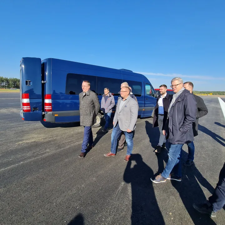 Pulkas Seimo narių žvalgėsi Šventosios jūrų uoste, patrepsėjo ant Palangos oro uosto tūpimo-kilimo tako, bet didžiausia intriga vėliau – dar kurorte neregėtos krepšinio rungtynės (FOTO GALERIJA) – nuotrauka 2