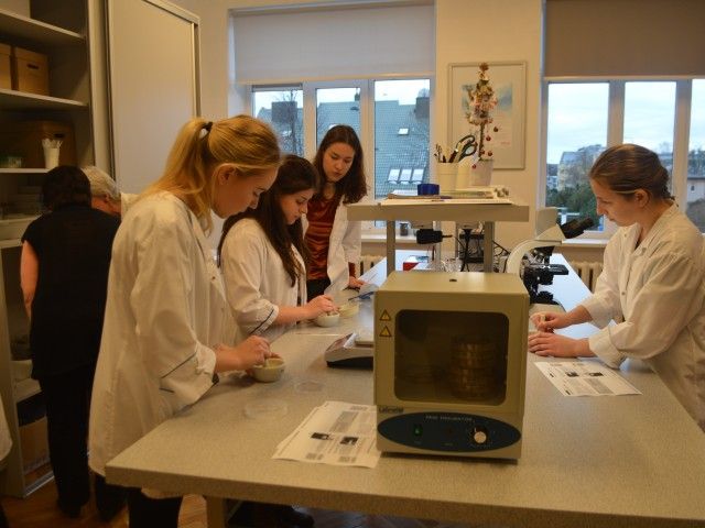 Patys gimnazistai pademonstravo laboratorinę įrangą.