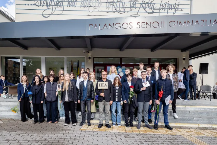 III A klasė su savo auklėtoju Nerijumi Vaišvilu, nuo šios rugsėjo 1-osios tapusiu aštuntuoju Palangos senosios gimnazijos mokytoju ekspertu. R. Kucevičiūtės nuotr.