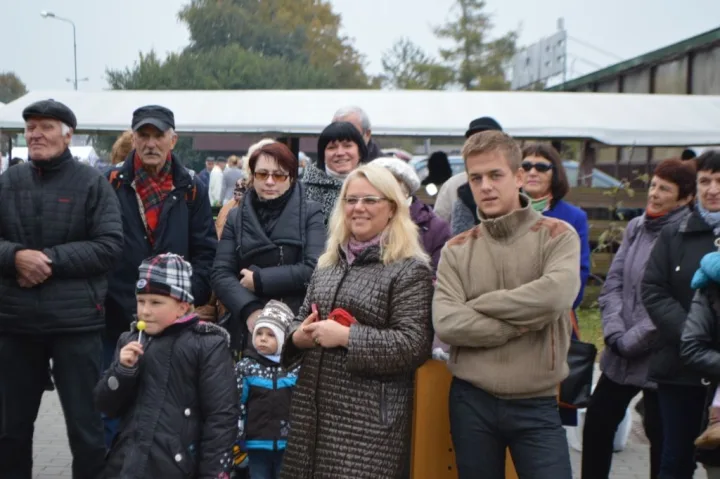 Turgaus šventėje bėgo su bulvių maišu, laikė kalakutą ir mėtė kiaušinius – nuotrauka 5