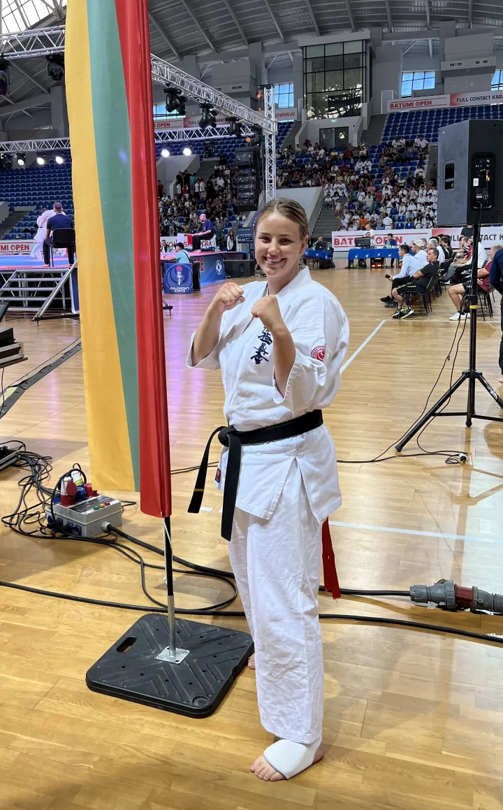 Palangos Kyokushin Karate klubo „Shodan“ auklėtinės pergalė „Batumi Open“ turnyre Sakartvele – nuotrauka 1