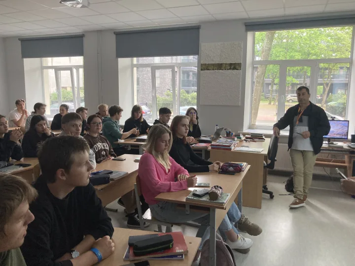 Svečiai nebuvo vien stebėtojai. Kelias matematikos pamokas mūsų Gimnazijoje vedė ir matematikos mokytojas Dinis António Sá Fernandes Pereira.