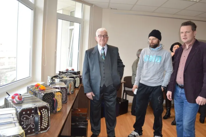 Prie koncertinų jas surinkęs R. Tranauskas ir besidomintieji šiais instrumentais.