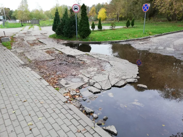 Išpuoselėtoje Palangoje – griuvena automobilių stovėjimo aikštelė – nuotrauka 1