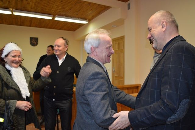 K. Skierus su daugiabučių gyventojais džiaugiasi pergale prieš "Palangos butų ūkį"