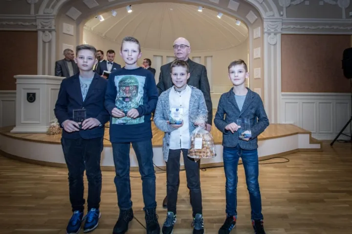 VAIKŲ KOMANDA – berniukų, gim. 2005 m. ir jaun., tinklinio komanda, Lietuvos Mini U-12 tinklinio čempionato vicečempionė. Treneris Rimas Švanys.