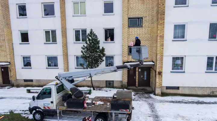 Palangos meras Šarūnas Vaitkus pasveikinti 100-etę močiutę gyvenančią antrame aukšte pasitelkė  statybinį keltuvą – nuotrauka 5