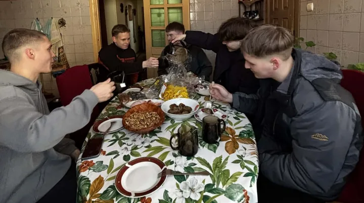 Palangos moksleivių iniciatyva sušildė visų širdis ir „susprogdino“ šalies žiniasklaidą: sniegą kasa nemokamai – ir net naktimis – nuotrauka 2
