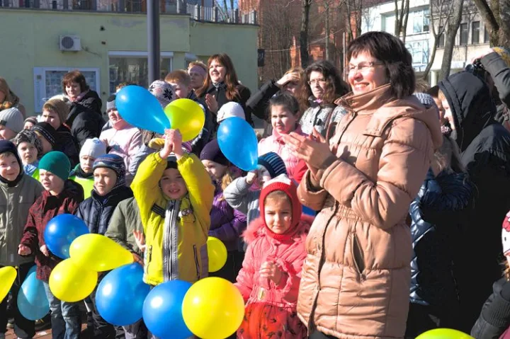 „Susirinkom prie Baltijos jūros padainuoti spalvotų dainų”, – šia daina mažieji pradėjo Kultūros dienos atidarymo ceremoniją.