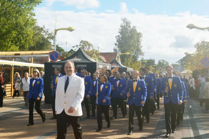 Šventės „Palangos stalas 2013“ pradžią skelbė Palangos pučiamųjų orkestras.