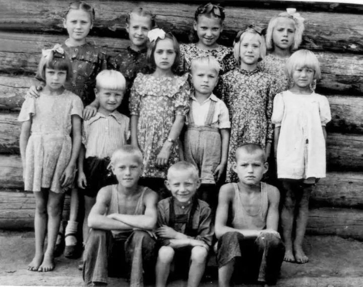 Goriačije Kliuči, 1950 m. Stovi Magdalena ir Pilimena Neverauskaitės, Birutė Kniukštaitė, Janina Šlimaitė, Vilija Daukšaitė, Juozas Šlimas, Edita Kniukštaitė, Steponas Valuckas, Onutė ir Bernadeta Neverauskaitės. Sėdi Justinas ir Alfonsas Neverauskai, Zen