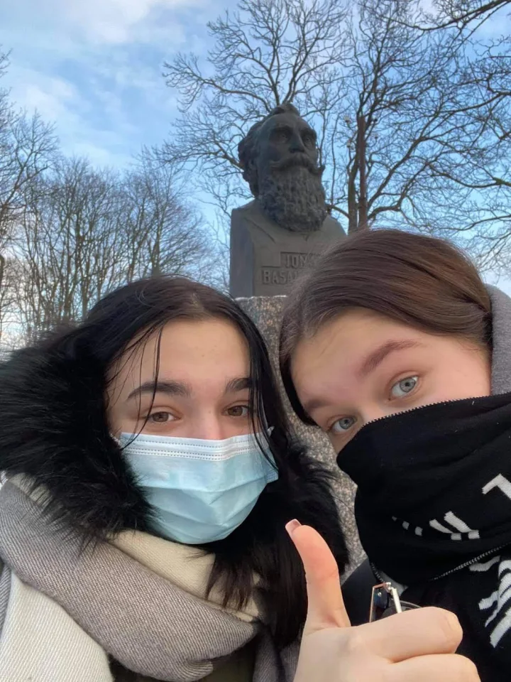 Vaikščiodami, bėgiodami, slidinėdami, čiuožinėdami ir net jodinėdami  Palangos gimnazistai Laisvės dienai įveikė 14 606 kilometrus ir 690 metrų (FOTO GALERIJA) – nuotrauka 3