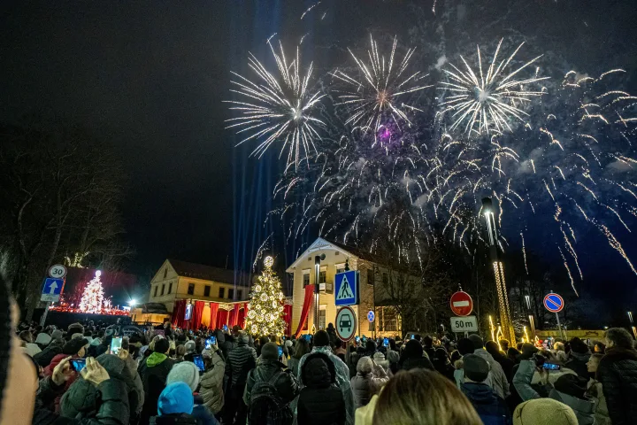 Žvaigždėtų stebuklų kupinas kurortas – suspindo miesto eglė ir „Palangos ledas“ (FOTO GALERIJA) – nuotrauka 2