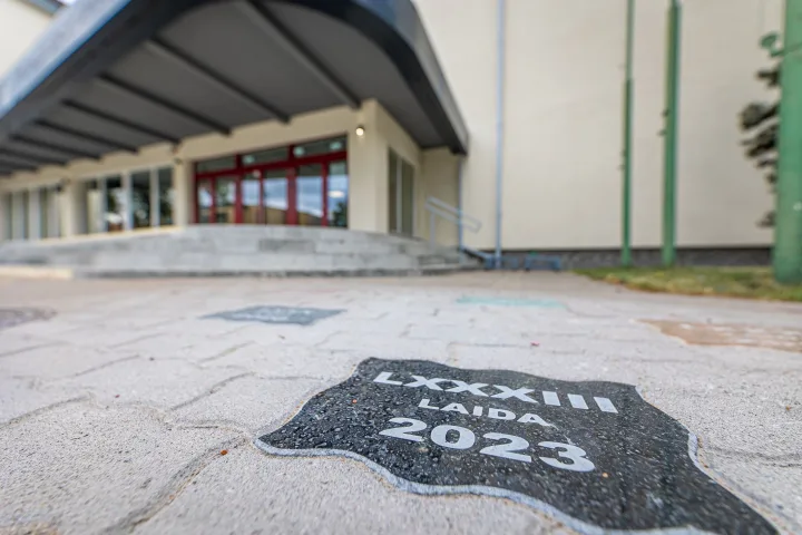 Grindinį šalia Gimnazijos papuošė 83-iosios abiturientų laidos plytelė.
