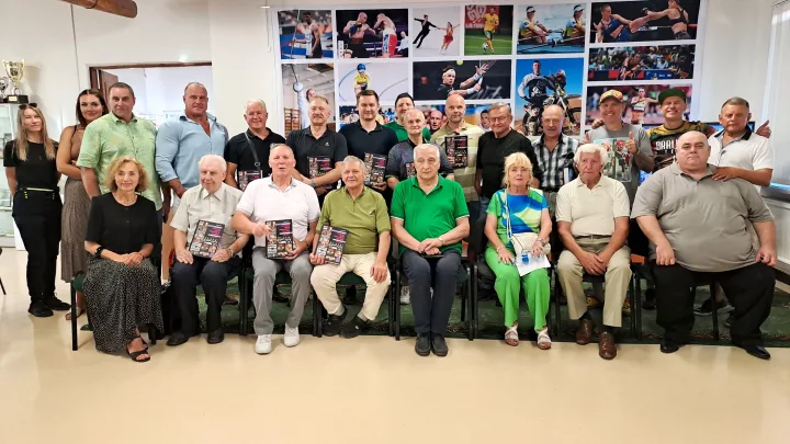 Tarp knygos „Lietuvos jėgos trikovės ir galiūnų sporto istorija 1982 – 2022“ herojų – ir palangiškis Pranas Vilkauskas – nuotrauka 1