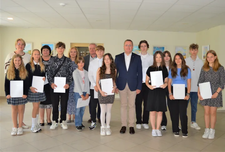 Geriausiai besimokantiems Palangos moksleiviams įteiktos piniginės premijos – nuotrauka 1