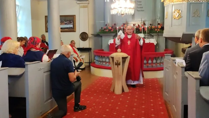 Būtingės bažnyčioje greta šviestuvų kabo išskirtinė bažnytinės bendruomenės relikvija – baltai mėlynas laivelis – nuotrauka 1
