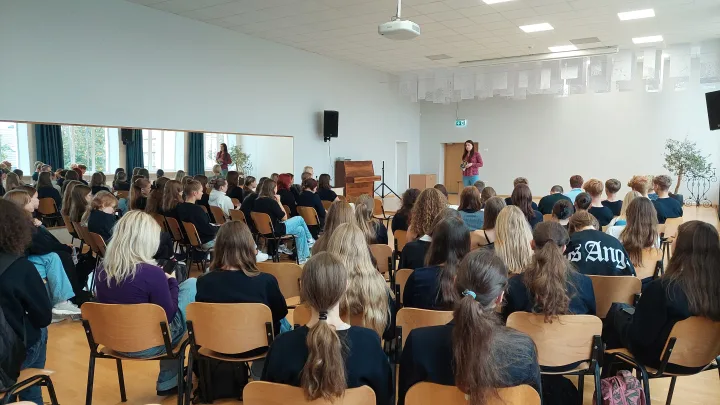 Praėjusią savaitę su kurorto pirmokais gimnazistais susitiko rašytoja Agnesa Kenešytė-Gricė. Jūratės Vaišvilės nuotr.