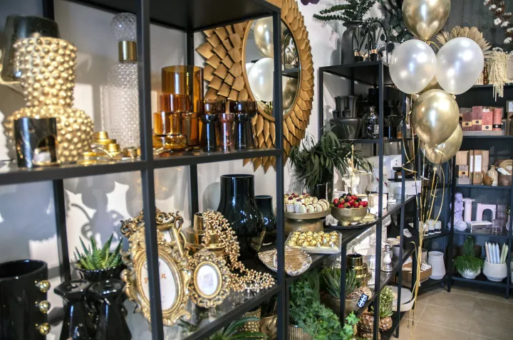 Salone galima rasti didelį pasirinkimą  skintų egzotinių gėlių, išskirtinių gėlių kompozicijų, vazoninių augalų, daug jaukių interjero detalių, pavyzdžiui, vazų, vazonų, namų kvapų, žvakių, smilkalų, rankų darbo atvirukų, įvairių dovanėlių