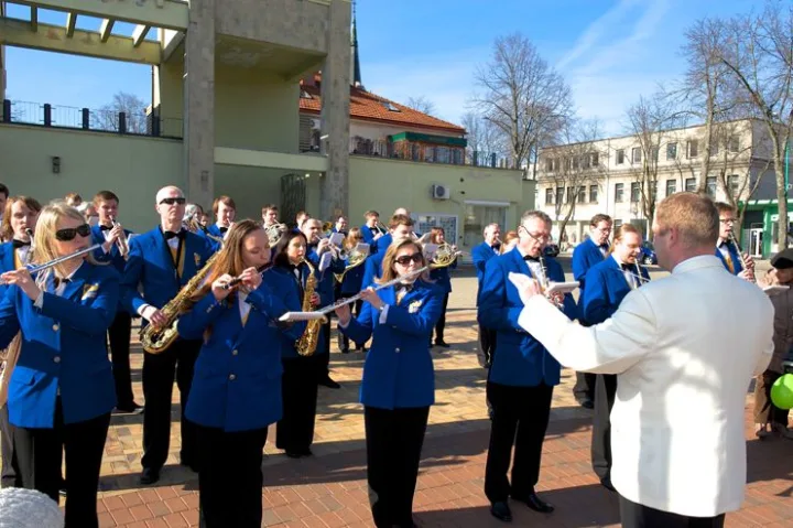 Aikštėje skambėjo Palangos orkestro atliekamos melodijos.