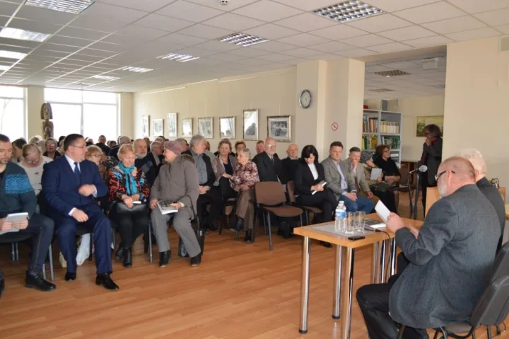 Į V. B. Litvaičio knygos pristatymą susirinko gausus būrys palangiškių ir svečių iš kitų miestų.