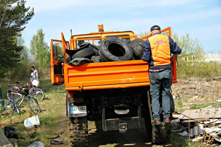 Vien senų padangų komunalininkų padedami talkininkai pririnko pilną sunkvežimį.