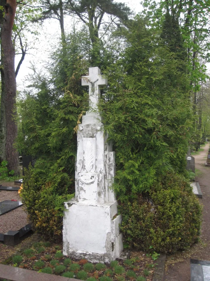 Nacionalinio reikšmingumo objekto lygmuo suteiktas ir kalbininko Antano Vireliūno kapui.