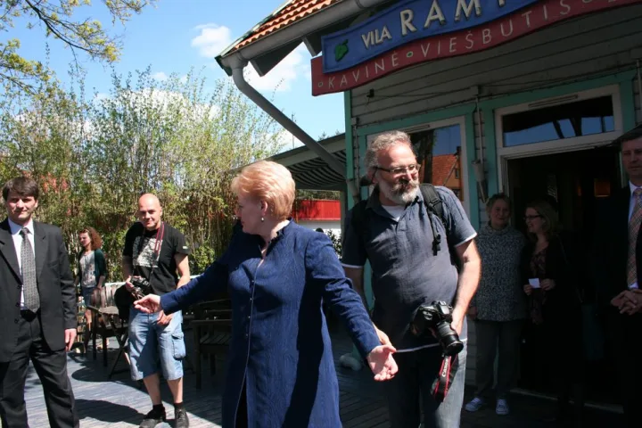 Lietuvos Prezidentė maloniai pakvietė tarptautinio fotoseminaro dalyvius bendrai nuotraukai. / D. Zibolienės nuotr.