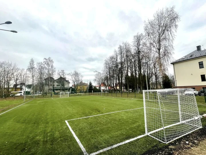Legendinė Vlado Jurgučio progimnazijos futbolo aikštelė, futbolo čempionų kalvė, atgimė – nuotrauka 1