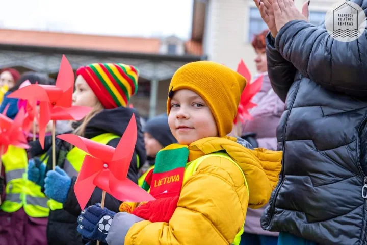Palanga švenčia Kovo 11-ąją: pilietinėje akcijoje „Laisvės pieva“ pastatyta 1020 malūnėlių prie Kurhauzo (FOTO GALERIJA) – nuotrauka 3