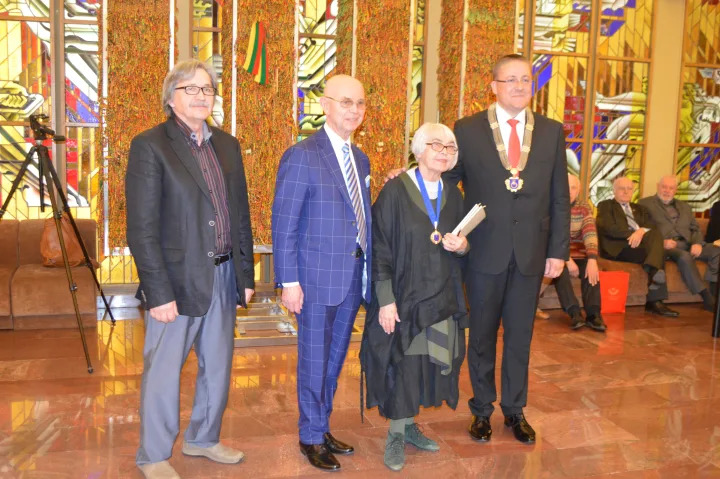 Seimo narys Antanas Vinkus, Palangos meras Šarūnas Vaitkus su parodą pristačiusiais menininkais – Gražina Oškinyte-Eimanavičiene ir Petru Baronu.