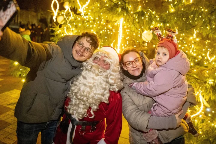 Šventoji pagaliau aplenkė Palangą – pirmoji įžiebė Kalėdų eglę – nuotrauka 1