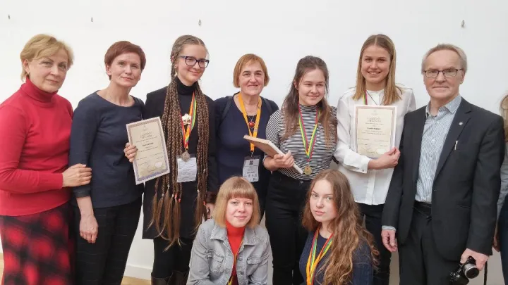 Jaunųjų filologų konkurso laureatai, jų mokytojai ir konkurso komisijos pirmininkas doc. dr. Regimantas Tamošaitis. Kartu su jais Vlado Jurgučio pagrindinės mokyklos mokinė Mūza Olimpija Svetickaitė, kurios poezija buvo įvertinta II laipsnio diplomu.