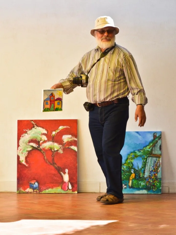 Jonas Daniliauskas rodo savo anūkės parodai nutapytą paveikslą.