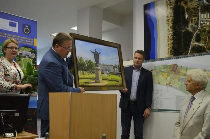 Cirkas su drambliu atkeliavo į Palangą ir į jos Tarybą (ŽIŪRĖKITE VIDEO) – nuotrauka 1