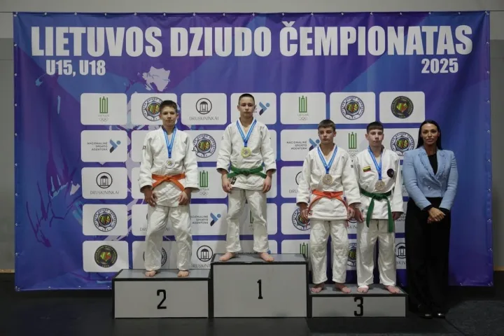 Paulius Ališauskas (su žaliu diržu) ant trečios vietos pakylos