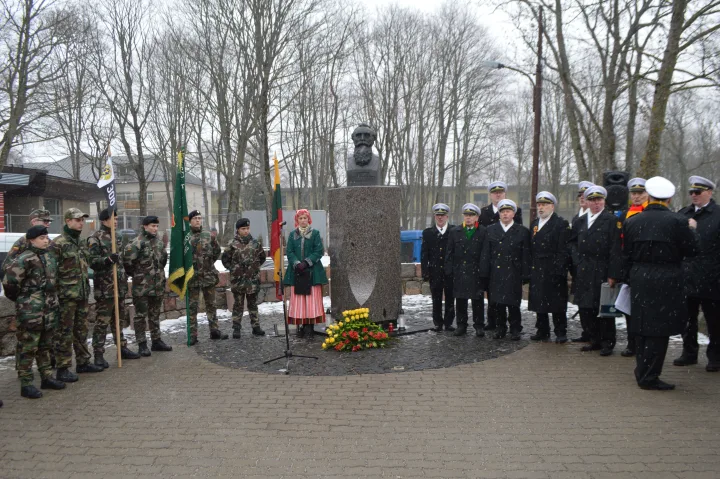 Vasario 16-osios nepriklausomybės akto signatarų pagerbimo ceremonija prie J. Basanavičiaus paminklo.