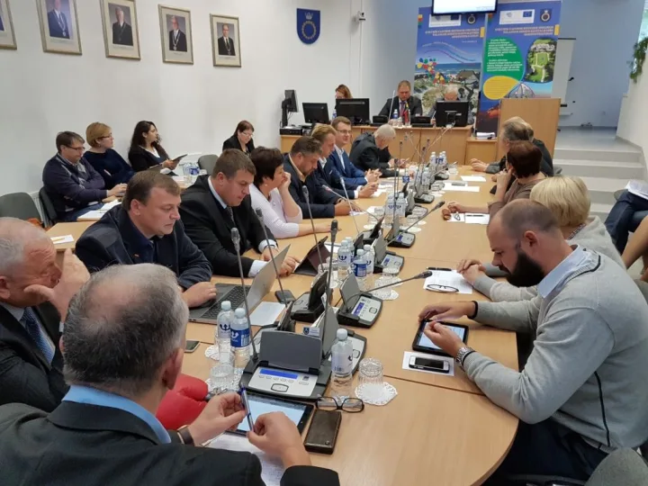 Tarybos narys E. Židanavičius į posėdį atsinešė bokso pirštinę – nuotrauka 1