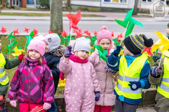 Palanga švenčia Kovo 11-ąją: pilietinėje akcijoje „Laisvės pieva“ pastatyta 1020 malūnėlių prie Kurhauzo (FOTO GALERIJA) – nuotrauka 2