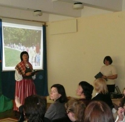 Pranešimą skaito V. Juozapavičienė ir A. Viskontaitė iš Palangos „Gintarėlio”.