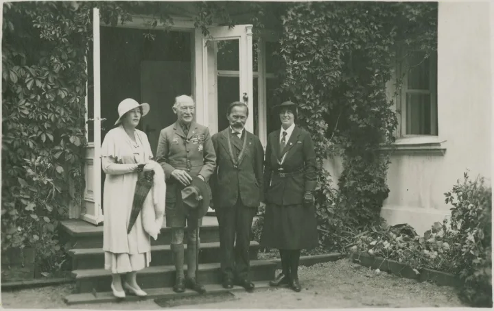 Grupinė fotografija. Lietuvos prezidentas Antanas Smetona, Sofija Smetonienė, Robert Baden-Powell, Olave Baden-Powell. Nacionalinio M. K. Čiurlionio dailės muziejaus rinkiniai, ČDM Ta 5103/266.