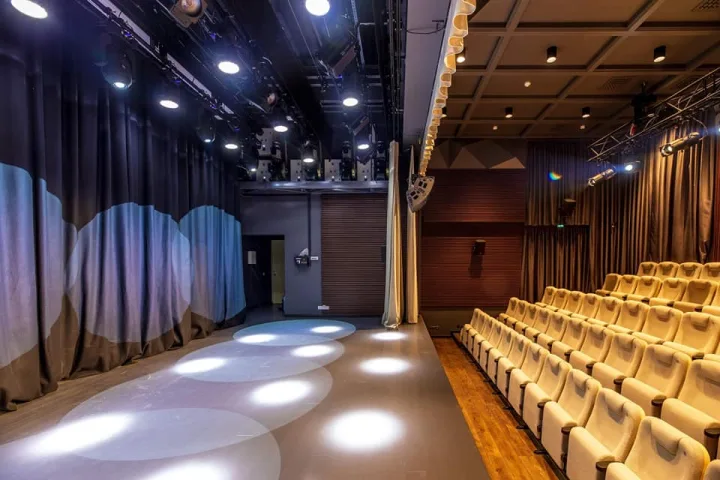 Meras Šarūnas Vaitkus kviečia virtualiai pasivaikščioti po medinėje Kurhauzo dalyje įrengtą teatro salę – nuotrauka 3
