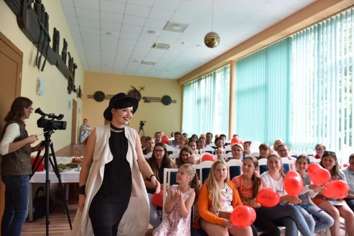 „X faktoriaus” finalininkė Marija Beržė Palangos ,,Pušyne’’ stovyklaujantiems vaikams auksinėmis širdimis padovanojo itin šiltą ir nuotaikingą koncertą.