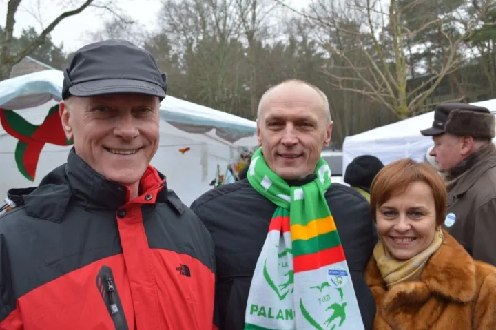 Tarybos narys Gediminas Valinevičius (centre) su broliu ir žmona