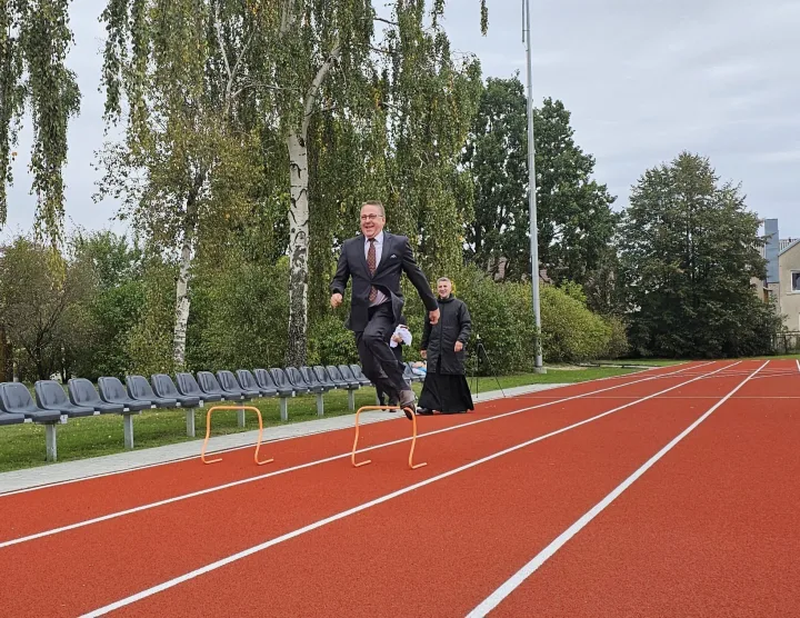 Palangos senojoje gimnazijoje – džiugūs pokyčiai: atnaujintas stadionas ir sutvarkytas vidinis kiemelis (FOTO GALERIJA) – nuotrauka 1