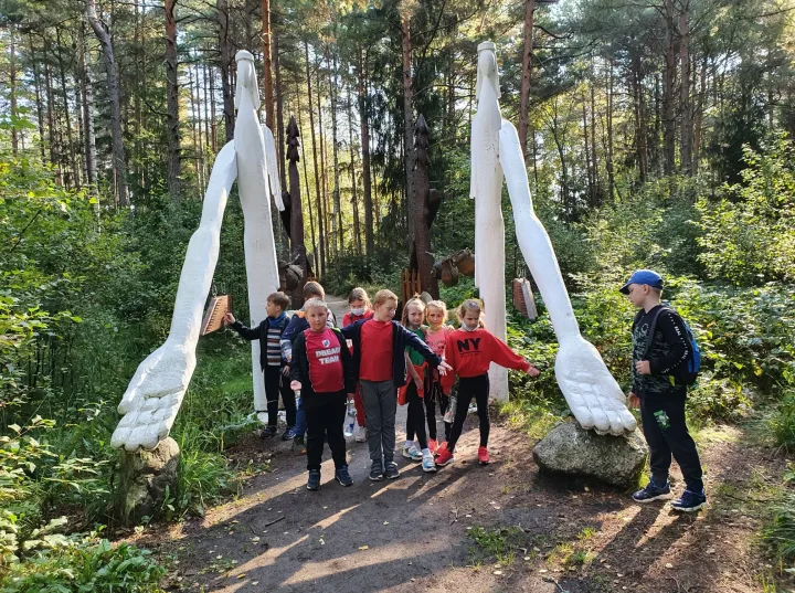 Šventosios mokiniai žygiais ir šypsenomis sveikina Palangą   grąžinimo Lietuvai 100-mečio proga (FOTO GALERIJA) – nuotrauka 3
